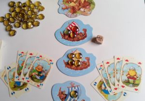 Si le joueur de droite a misé ses 4 cartes rouge, alors il remporte le trésor du bateau rouge !